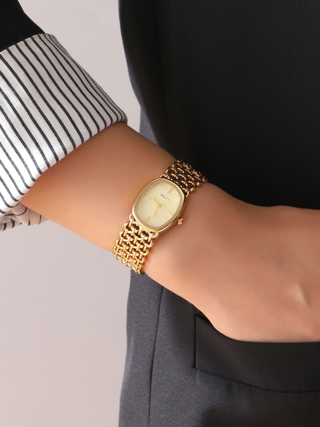 SALTY Women Oval White Textured Dial Mesh Bracelet Watch WT-S-0031 - view 1