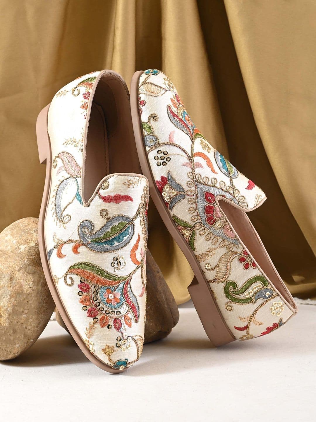 House of Pataudi Men Embroidered Round Toe Mojaris Casual Shoes - view 1
