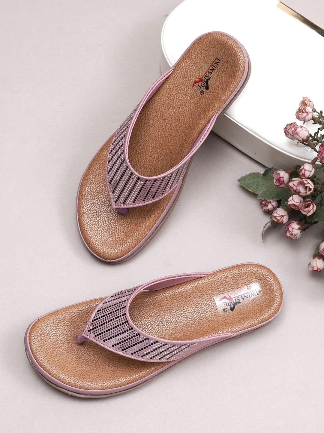 TWINSSHOE Women Embellished Open Toe Flats - view 1