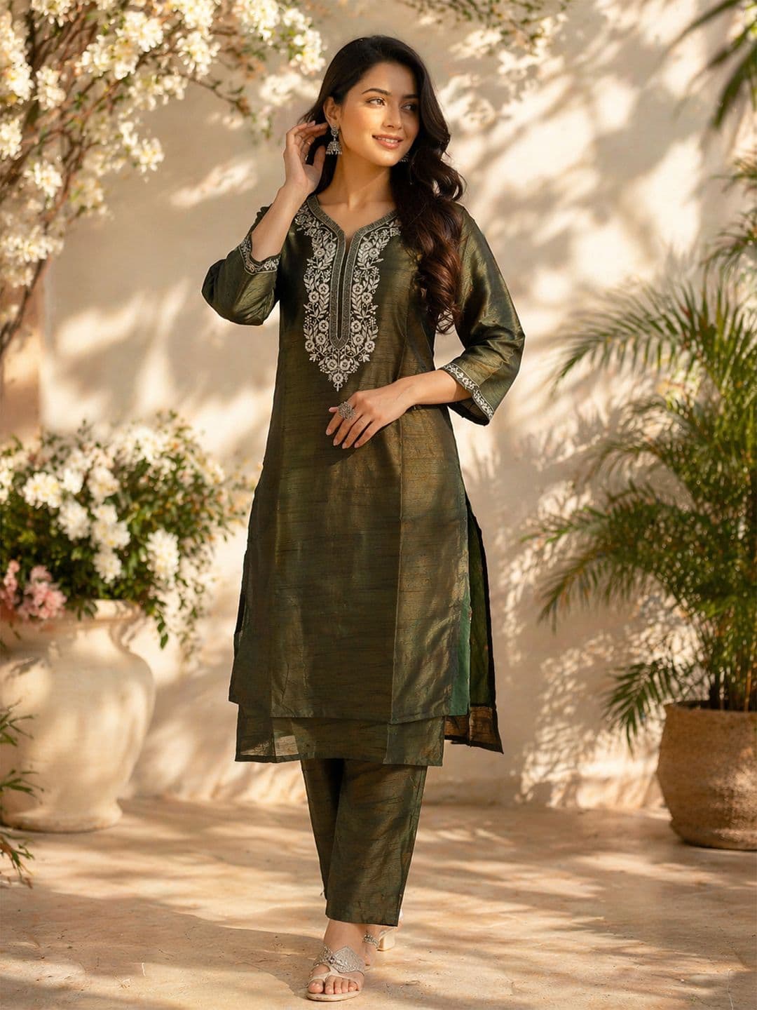 Samhitas Ethnic Motifs Embroidered V-Neck Thread Work Pure Cotton Thread Work Kurti - view 1