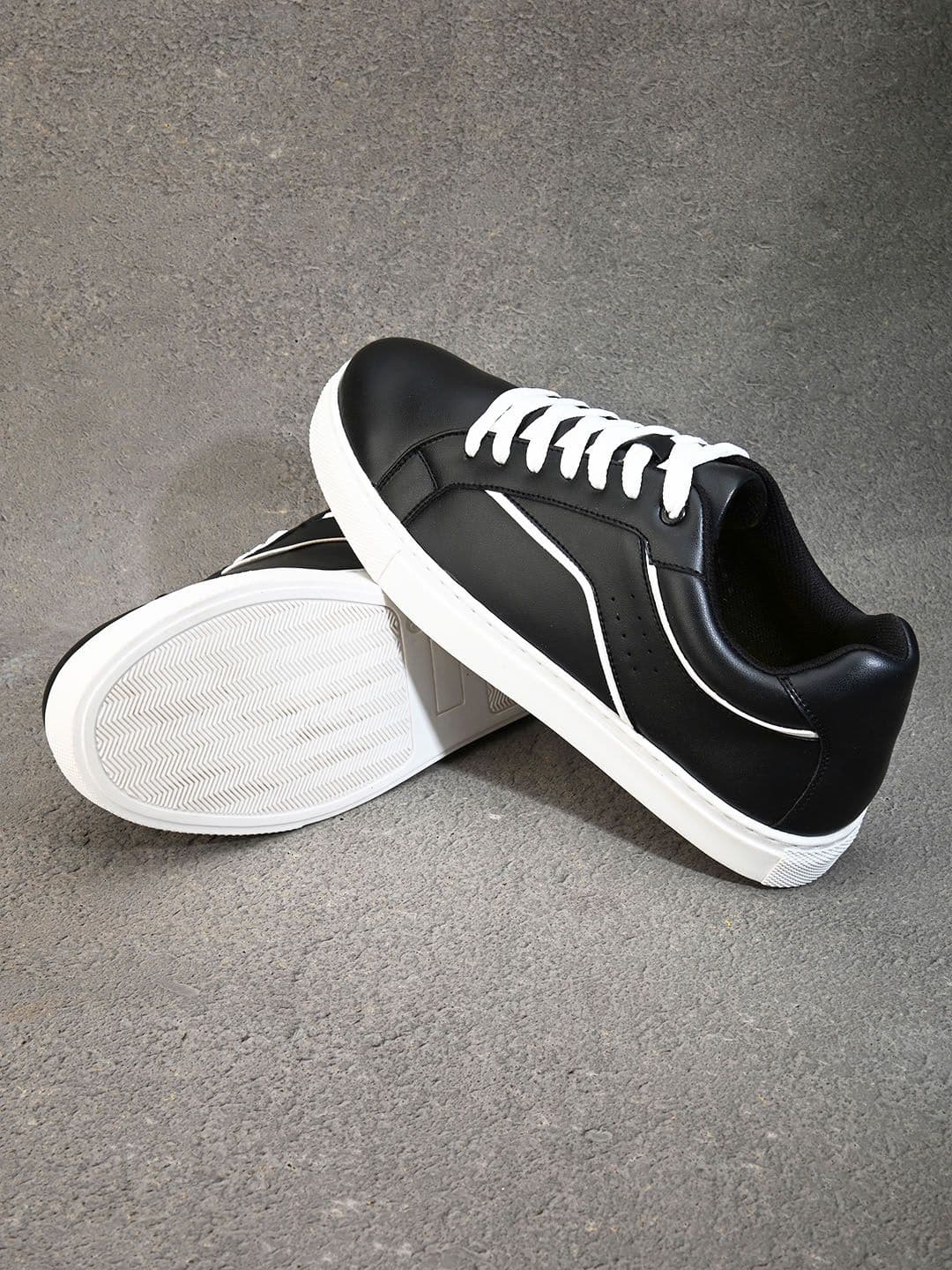 HRX by Hrithik Roshan Women Black & White Lightweight Comfort Contrast Sole Sneakers - view 1