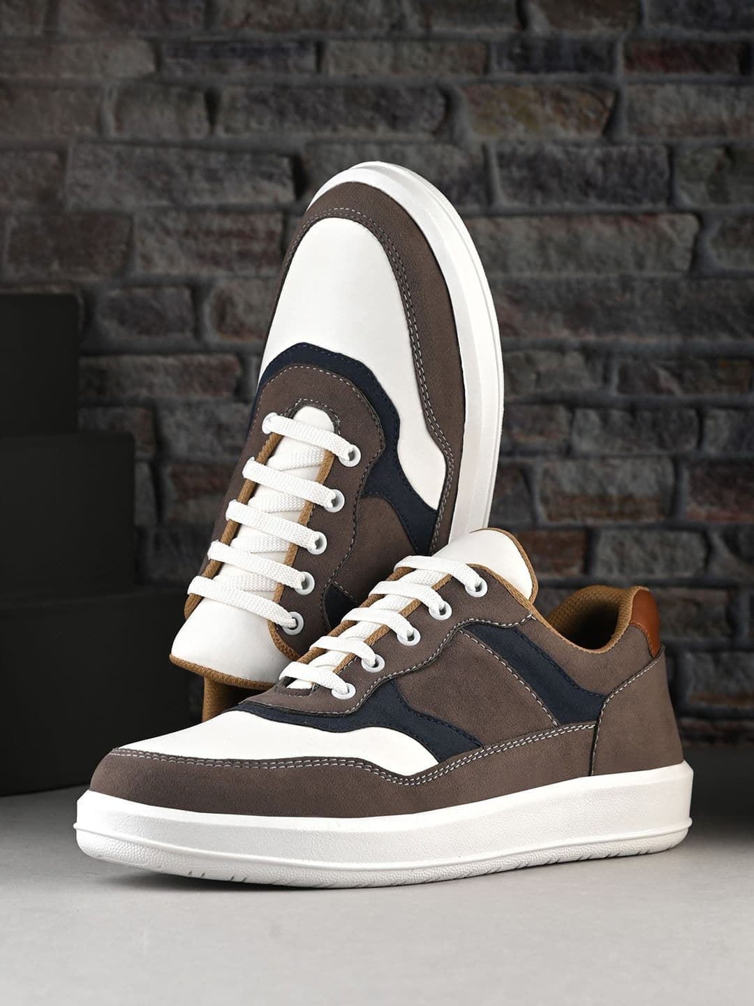 The Roadster Lifestyle Co. Men White Colourblocked Lightweight Shoes - view 1
