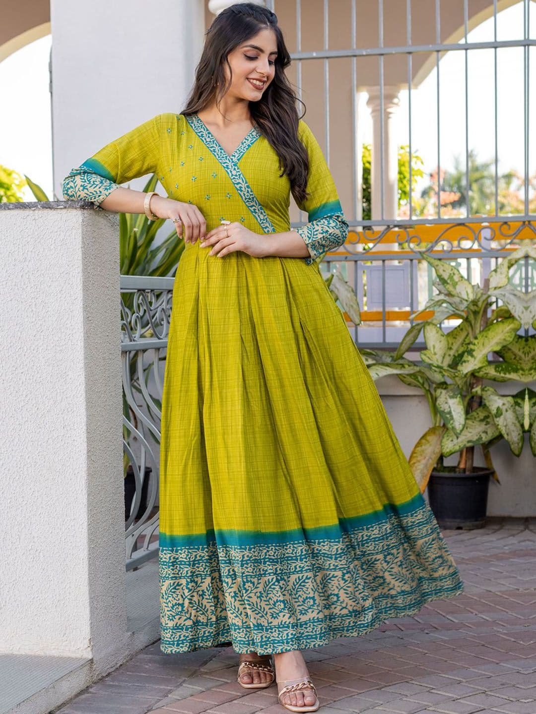 ARADHNA Checked Thread Work V-Neck Anarkali Kurta - view 1
