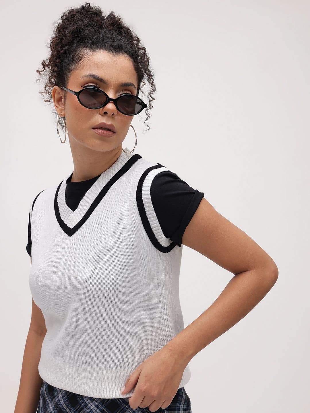 The Roadster Life Co. Women Acrylic Sweater Vest - view 1